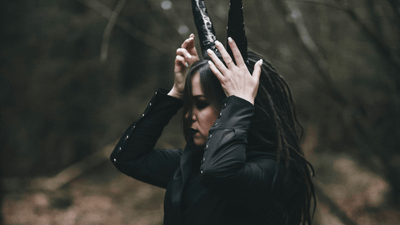 Chaleco como disfraz escénico – elegancia gótica en el teatro