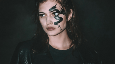 Pantalones góticos de pierna ancha – regreso a los años 90